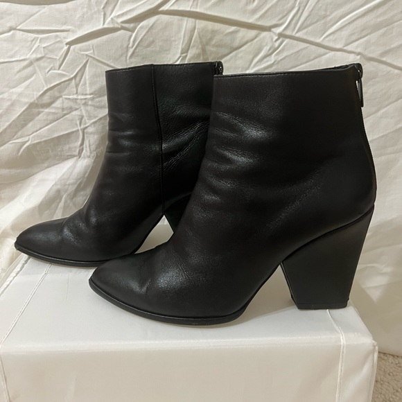 Stuart Weitzman black leather heeled booties 8.5 - Picture 2 of 6